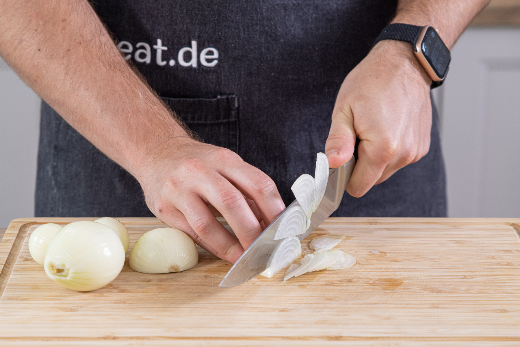 Zwiebeln in Streifen schneiden