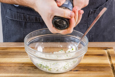 Crème fraîche mit Salz und Pfeffer würzen