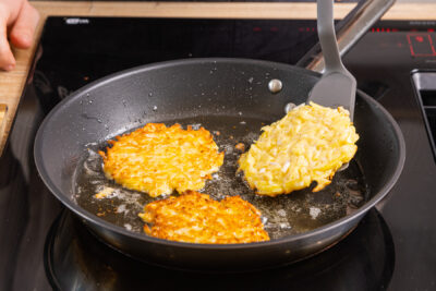 Kartoffelpuffer in der Pfanne goldbraun anbraten