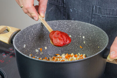 Tomatenmark hinzugeben