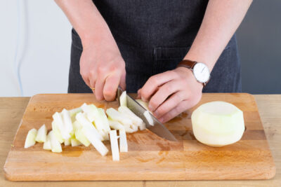 Den Kohlrabi in mundgerechte Stücke schneiden.
