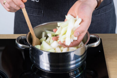 Den Kohlrabi mit in dein Topf geben.