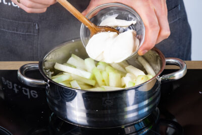 Die Crème fraîche zu dem Kohlrabigemüse hinzugeben.