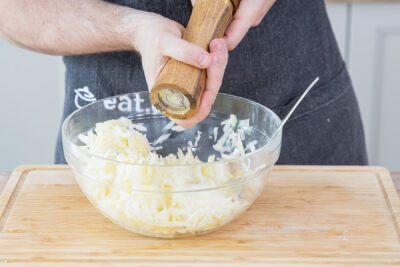 Kohlrabisalat würzen