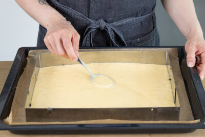 Konfettikuchen-Teig auf dem Blech verstreichen