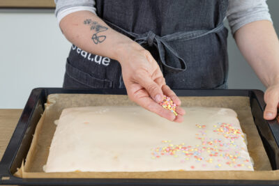 Zuckerstreusel darüber streuen