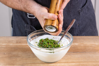 Kräuter-Quark-Dip salzen