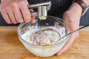 Knoblauch pressen
