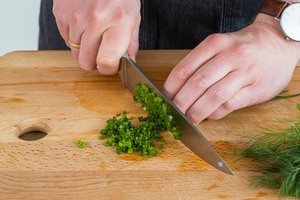 Schnittlauch in feine Ringe schneiden