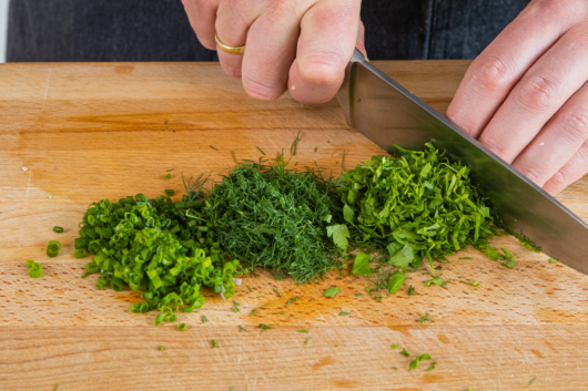 Blattpetersilie und Dill fein hacken