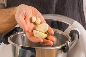 Zwiebeln und Knoblauch in den Thermomix® geben