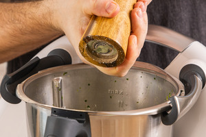 Den Kräuterquark aus dem Thermomix® mit Salz und Pfeffer würzen