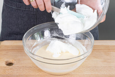 Eischnee vorsichtig unter den Teig heben