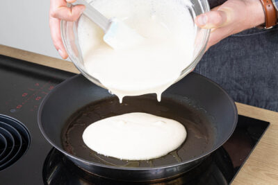 Pfannkuchenteig portionsweise in der Pfanne ausbacken