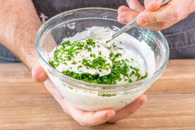 Kräuter-Dip mit Frischkäse verrühren