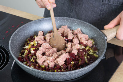 Cornet Beef, Schalotten, Gewürzgurken und Rote Bete anbraten