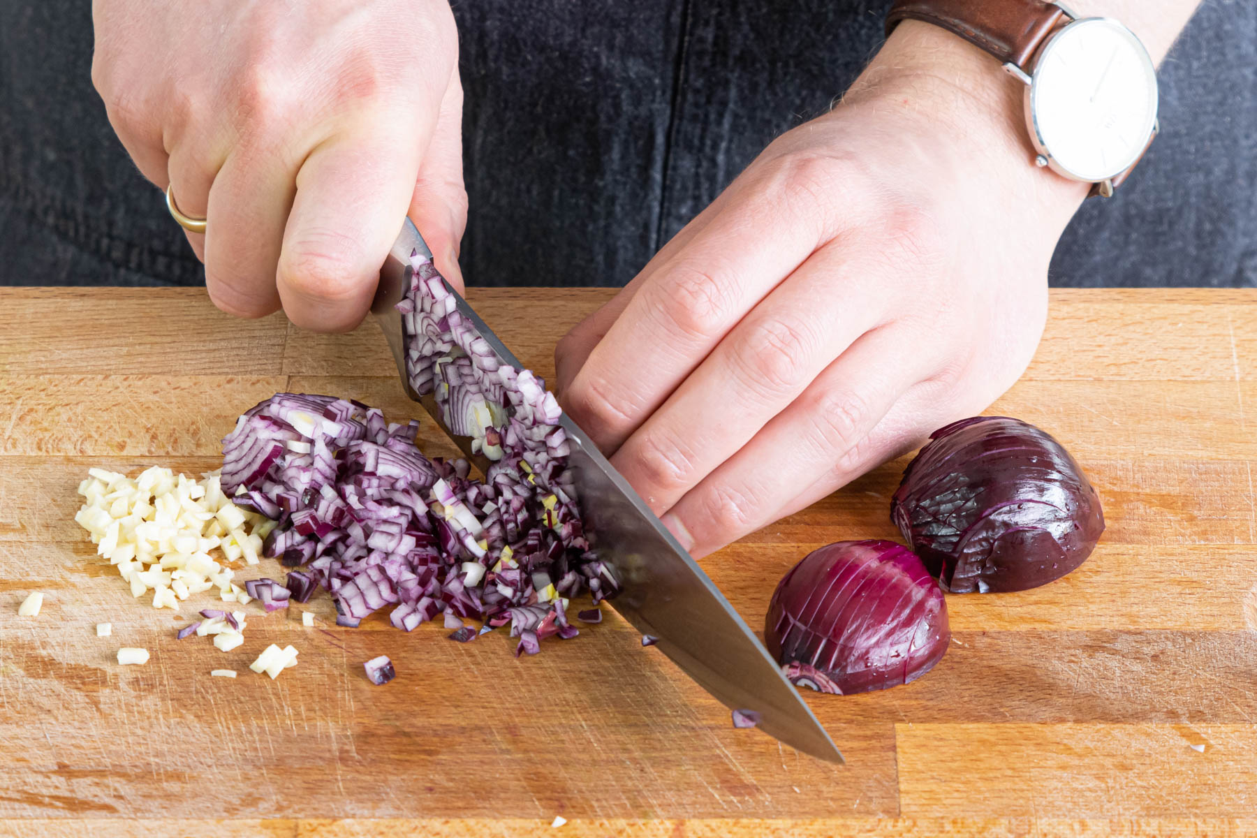 Zwiebel und Knoblauch in deine Würfel hacken