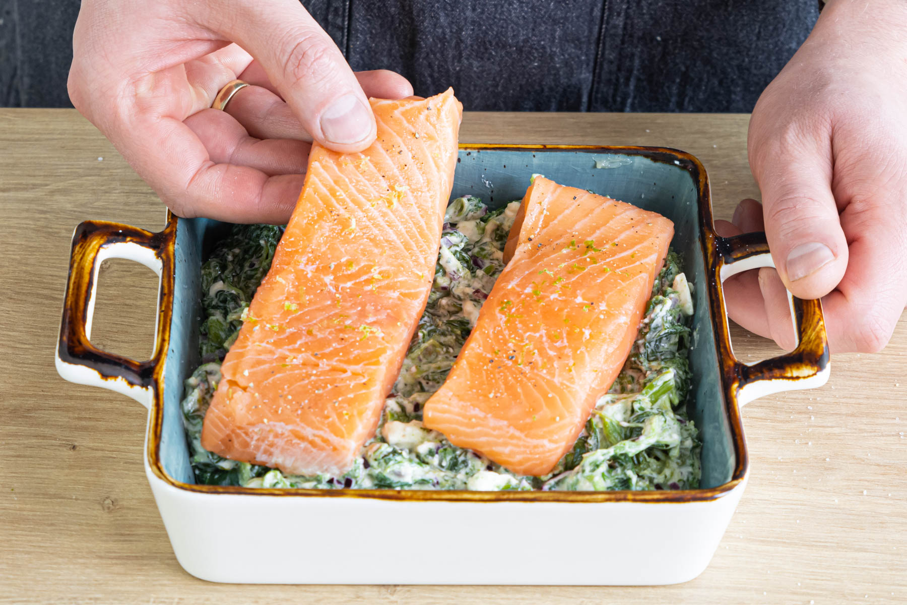 Lachs mit Spinat im Ofen garen