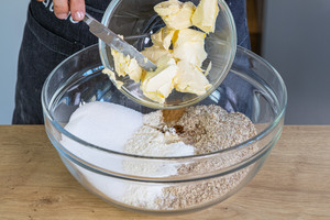 kalte Margarine in eine Schüssel geben