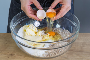 Eier in eine Schüssel geben