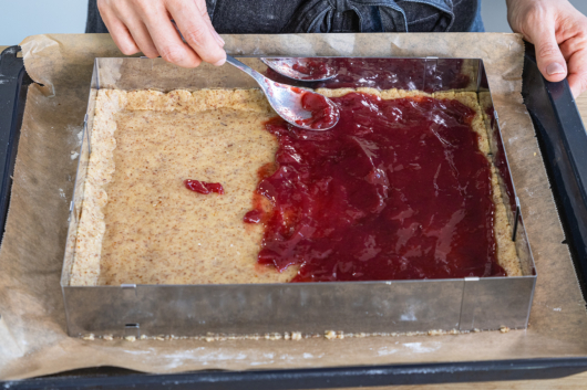 Marmelade auf dem Teig verteilen