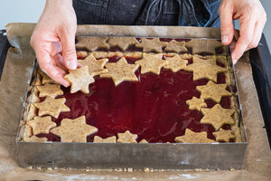 Sterne auf der Marmelade verteilen