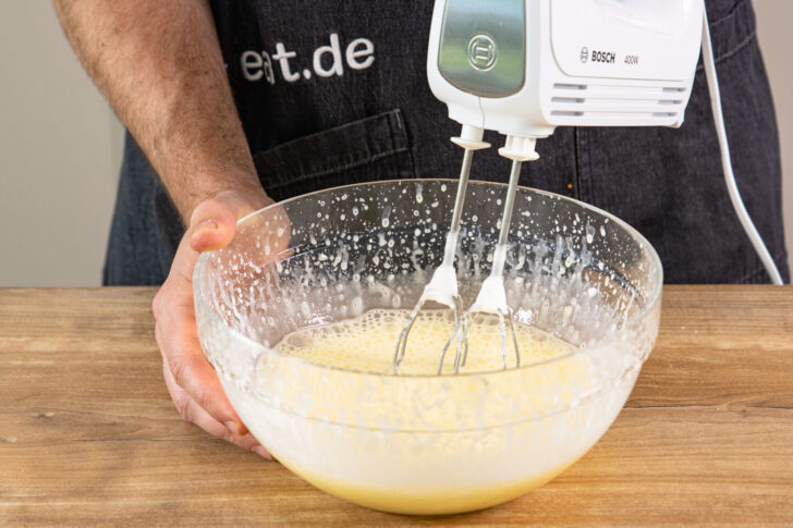 Eigelb und Magerquark rühren