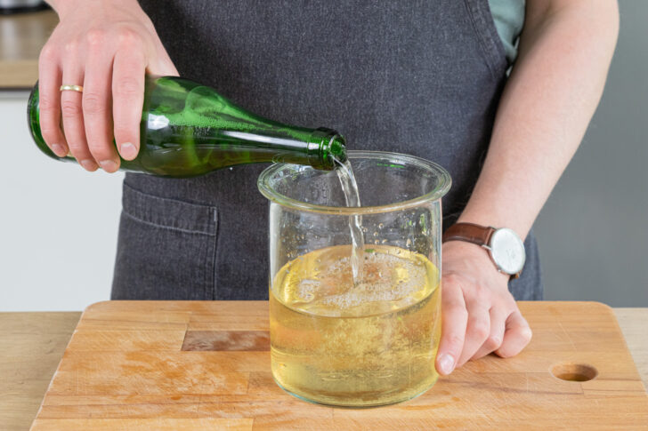 Sekt dazu gießen
