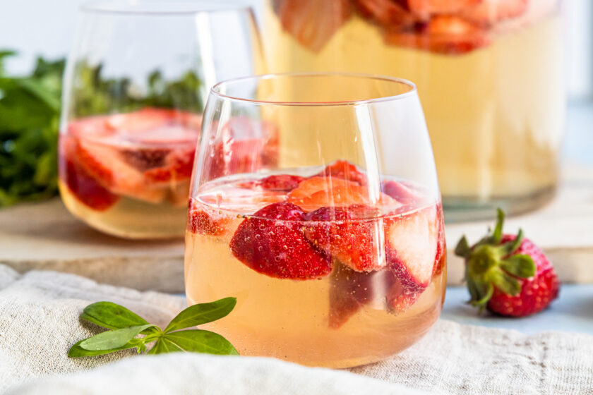 Maibowle mit Erdbeeren