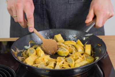 Die Maultaschen mit den Zwiebeln in der Pfanne anbraten.