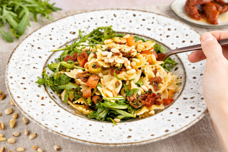 Mediterraner Salat mit getrockneten Tomaten und Rucola