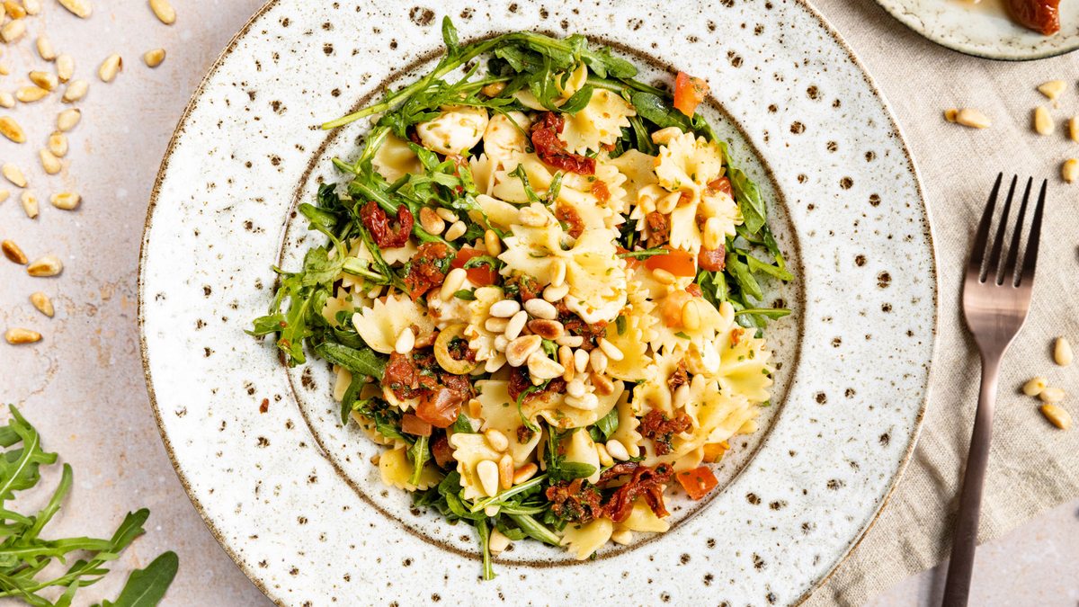 Mediterraner Salat mit getrockneten Tomaten und Rucola | Rezept - eat.de