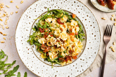 Mediterraner Salat mit getrockneten Tomaten und Rucola
