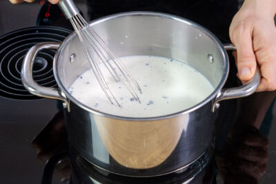 Milch mit der Vanille aufkochen