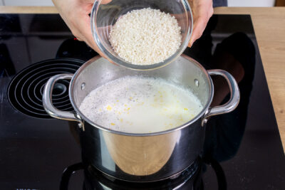 Milchreis in den Topf zur Milch geben