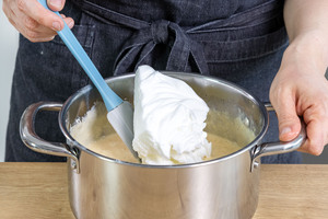 Eiweiß zur Milchreismasse geben