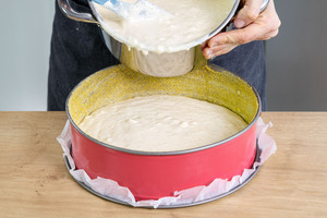 Milchreiskuchen-Masse in die Springform geben
