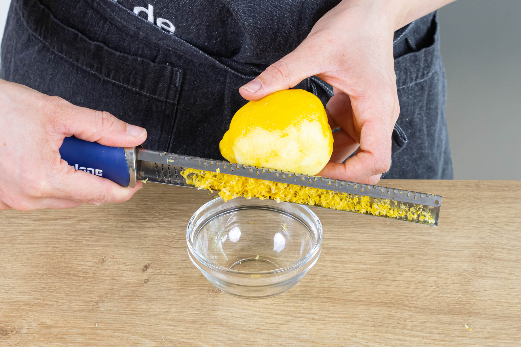 Zitronenschale reiben und Saft auspressen