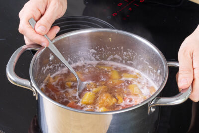 Omas Rhabarberkompott weichkochen