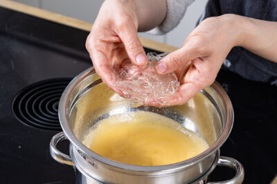 Gelatine zu Eigelbmasse geben