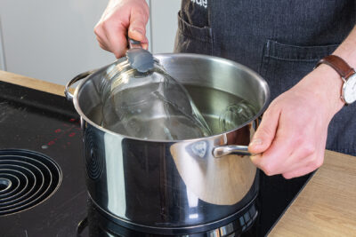 Einweckglas in kochendem Wasser sterilisieren