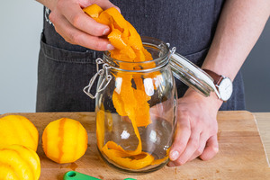 Orangenschalen in das Einweckglas geben
