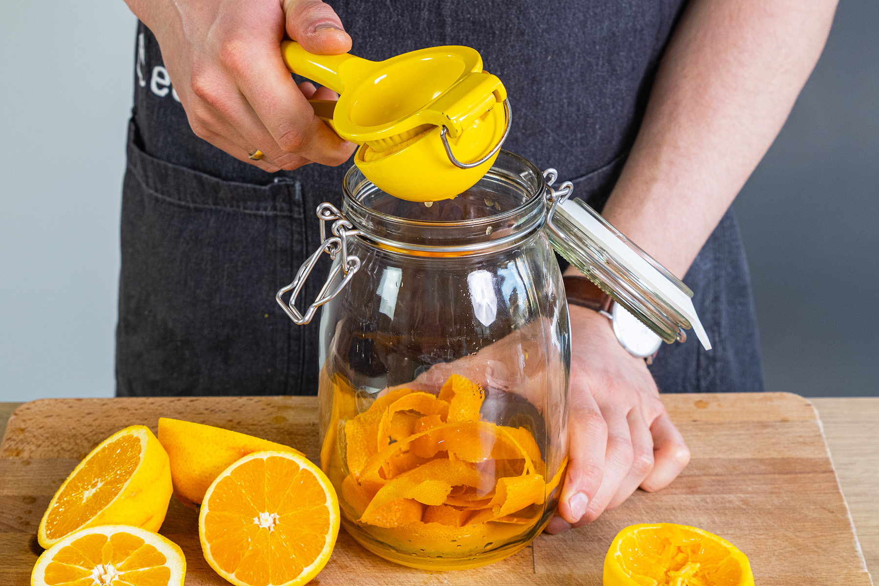 Orangen auspressen und Saft im Einweckglas auffangen
