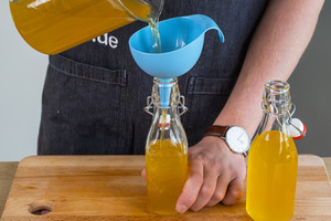 Orangenlikör in eine ausgekochte Flasche füllen