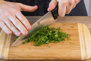 frische Kräuter fein hacken