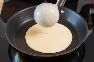 Pfannenkuchenteig in die Pfanne geben