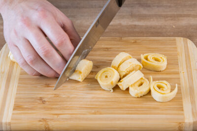 Pfannenkuchen in Scheiben schneiden