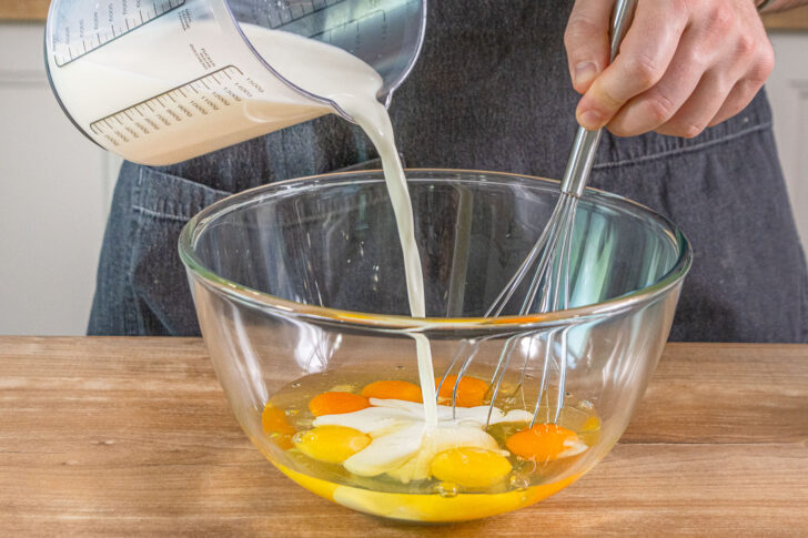 Für das  2 Personen Pfannkuchen Rezept wird Milch zu den Eiern geben