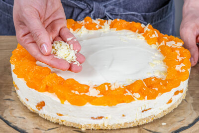 Philadelphia-Torte mit Mandarinen dekorieren