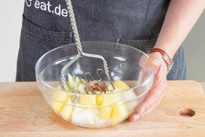 Füllung für die Piroggen zerstampfen